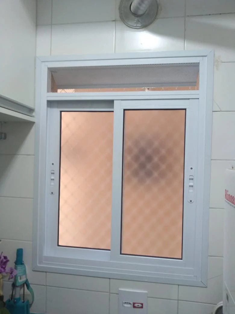 Janela de correr 2 folhas com bandeira ventilada — Structta Esquadrias de Alumínio