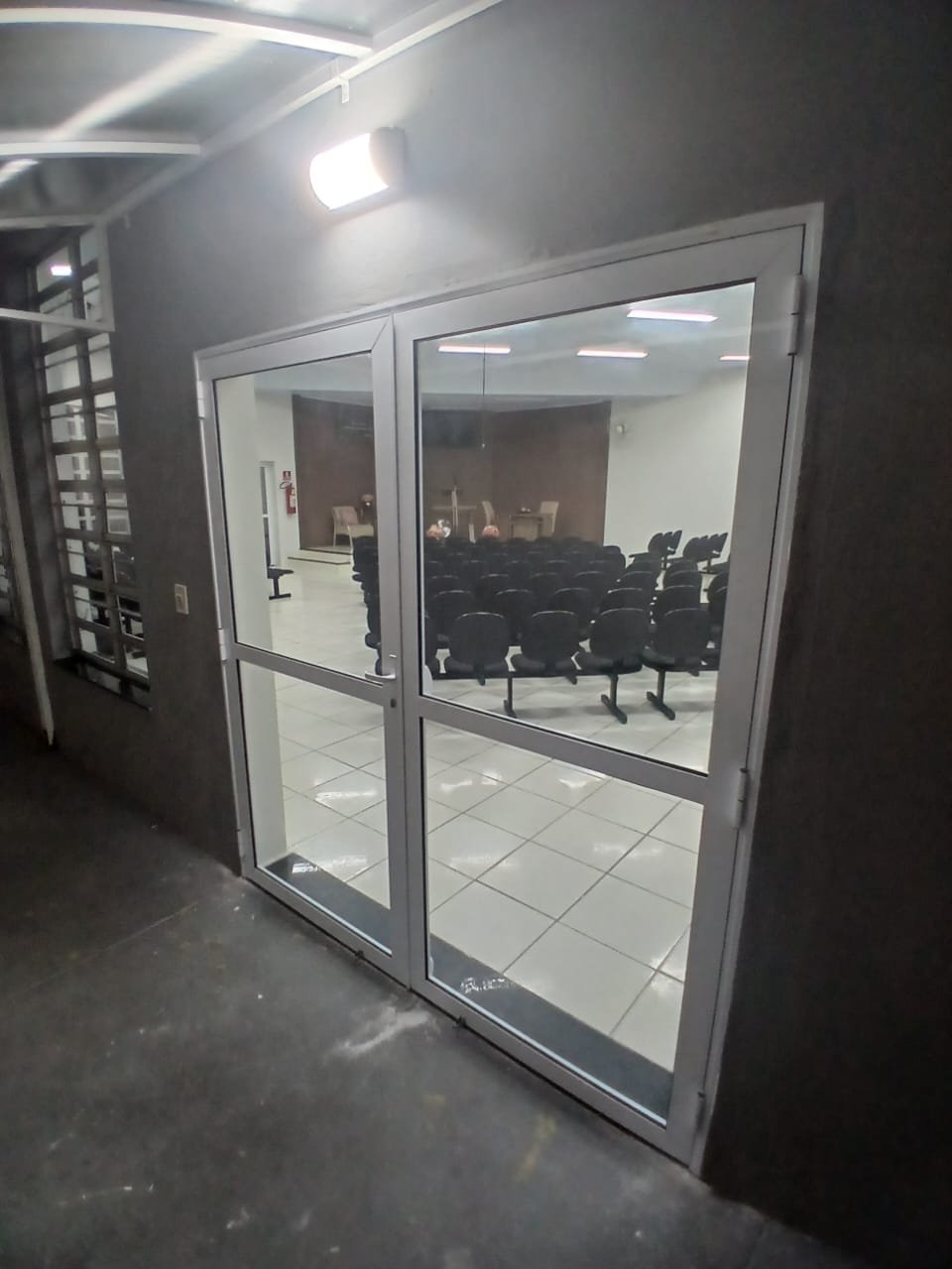Porta linha Gold com barra anti-pânico — Structta Esquadrias de Alumínio