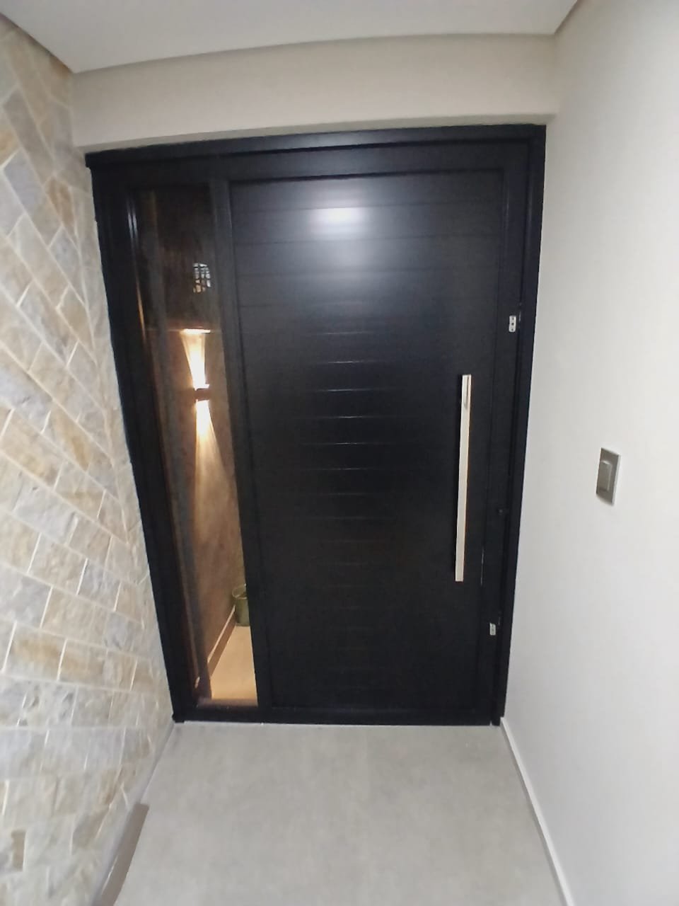 Porta pivotante linha Gold — Structta Esquadrias de Alumínio